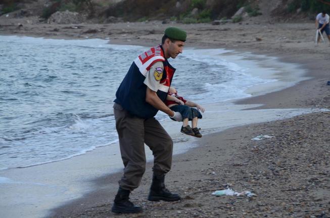 El cuerpo del pequeño fue encontrado a orillas de una playa luego de que la embarcación en la que viajaba naufragara en el mar Egeo.