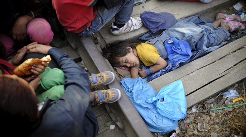 Los rieles de un tren que pasa por la línea fronteriza entre Macedonia y Grecia, se han convertido en el dormitorio de miles de refugiados, entre ellos niños que desconocen el drama que tienen que vivir para alcanzar una mejor vida. 