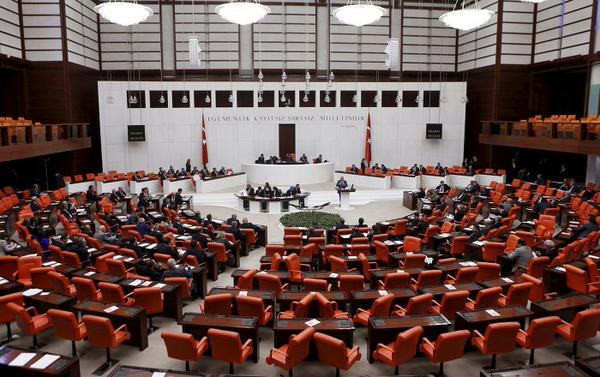 El Parlamento turco autorizó la extensión de intervención militar en los dos países hasta 2016