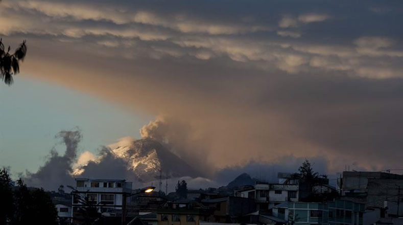 Este viernes se registró una lluvia de cenizas que llegaron hasta los 3 kilómetros de altura con dirección hacia occidente, según el reporte del Instituto Geofísico de Ecuador. 