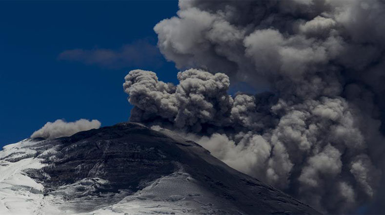 Durante la erupción, el Cotopaxi registró una columna de gases que se elevó por esa parte de la cordillera andina ecuatoriana 