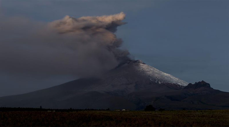 Las autoridades en Ecuador se mantienen alertas a la actividad del volcán, que causó que fuese levantada la alerta amarilla a medidos del mes pasado. 