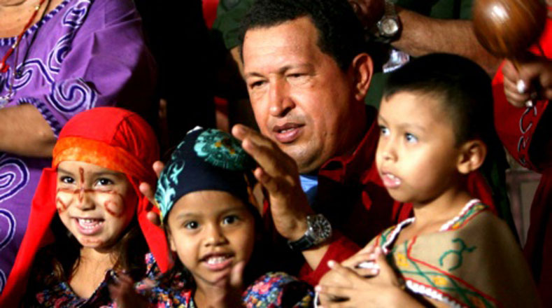 La Constitución Bolivariana de 1999, impulsada por Chávez contempla la ampliación de los derechos de los pueblos indígenas y de sus mujeres.