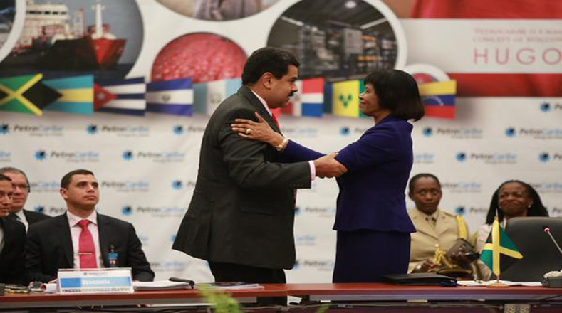 El presidente de Venezuela, Nicolás Maduro y la primera Ministra de Jamaica, Portia Simpson Miller, se saludan al inicio de la X Cumbre de Petrocaribe.