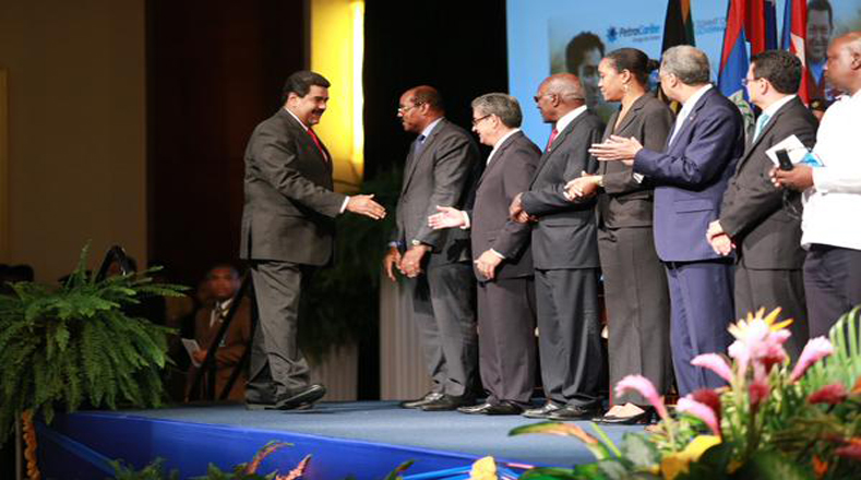 Presidente de Venezuela, Nicolás Maduro saluda a los Jefes de Estados presentes en el acto conmemorativo por los 10 años Petrocaribe.