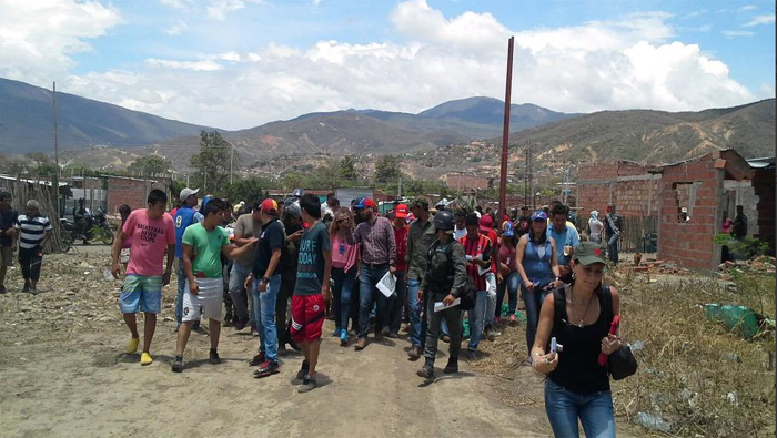 En la imagen se observa una comisión del consulado de Colombia en el sector la invasión.