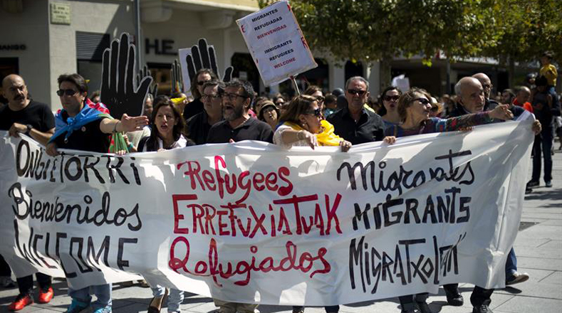 Cientos de personas se manifestaron este domingo en Pamplona, España, para denunciar el horror que padecen los refugiados en Medio Oriente y África.