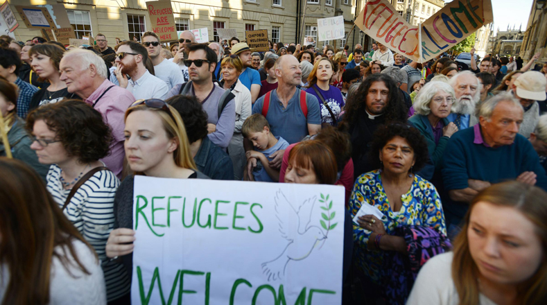 Unas dos mil personas se movilizaron este domingo por las calles de Oxford para apoyar a los refugiados sirios y de otros países en conflicto bélico.