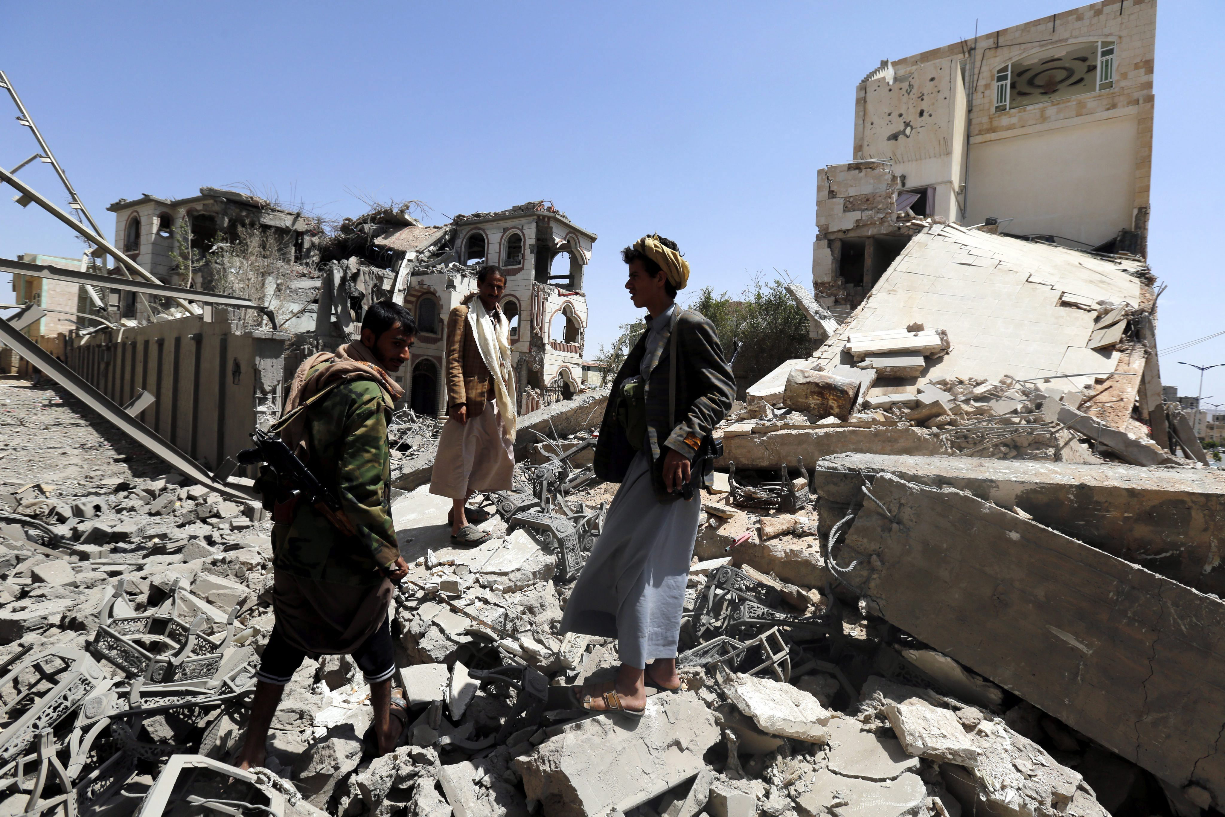 Las fuerzas de coalición atacaron hoy posiciones de los rebeldes en la capital de Yemen.