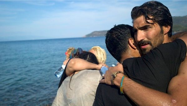 Migrantes se encuentran tras la llegada a la isla de Lesbos.