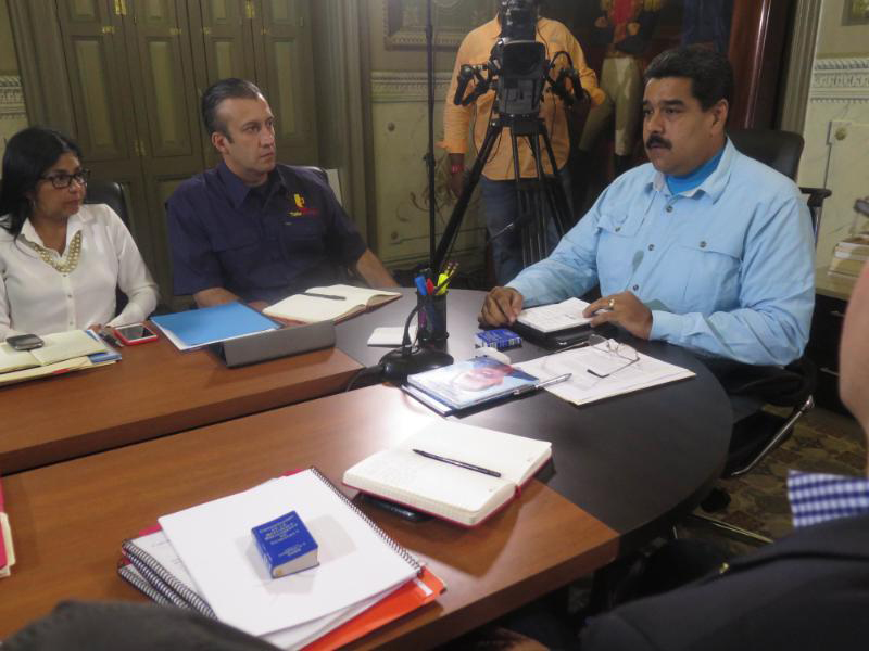 El presidente venezolano se reunió con los vicepresidentes de Gobierno para evaluar las medidas destinadas a garantizar la paz en la frontera.