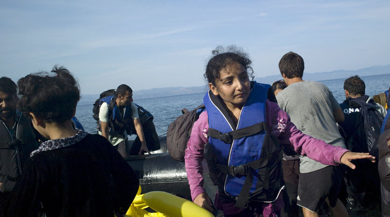 Refugiados llegan a Grecia para continuar su viaje hacia Europa.