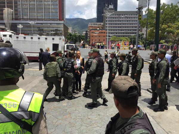 La confrontación inició tras la llegada de Lilian Tintori al palacio de Justicia, donde es juzgado su esposo, el ultraderechista Leopoldo López.