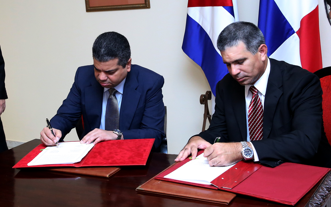El acuerdo fue firmado por Javier Carrillo, director del Servicio Nacional de Migración de Panamá, y el coronel Mario Méndez Mayedo, director de Información, Inmigración y Extranjería de Cuba.