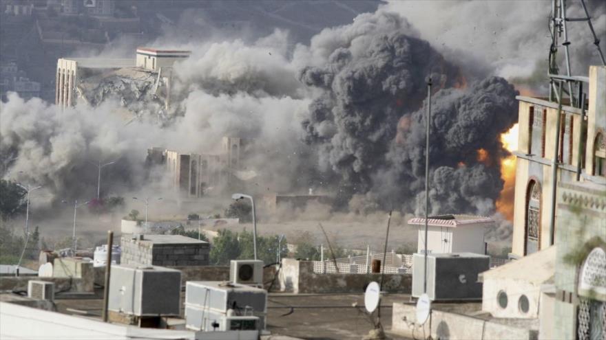 Los bombardeos provocaron densas columnas de humo y destruyeron varias viviendas.
