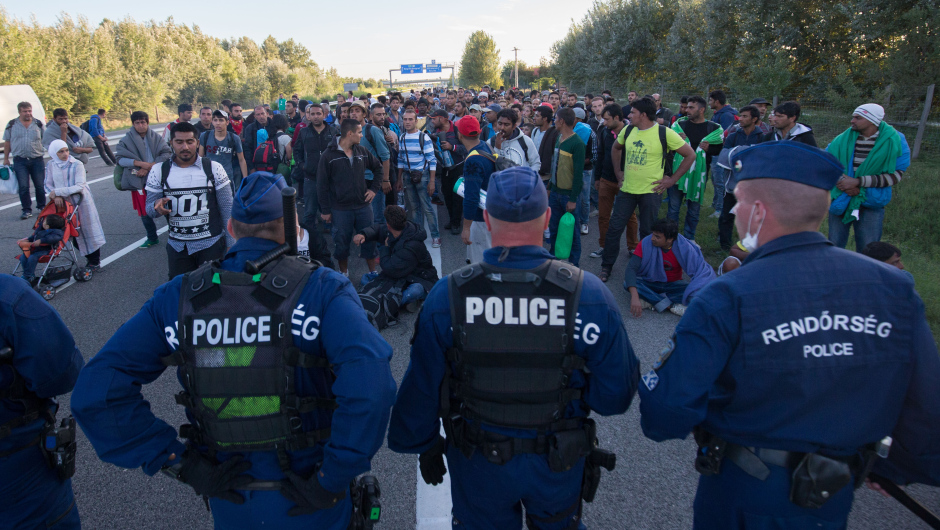 Policías húngaros evitan que refugiados continúen su paso por la frontera hacia Europa occidental