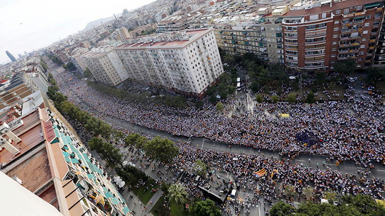 Cientos de miles de catalanes independentistas recorrieron las calles de Barcelona este viernes en el Dia Nacional.