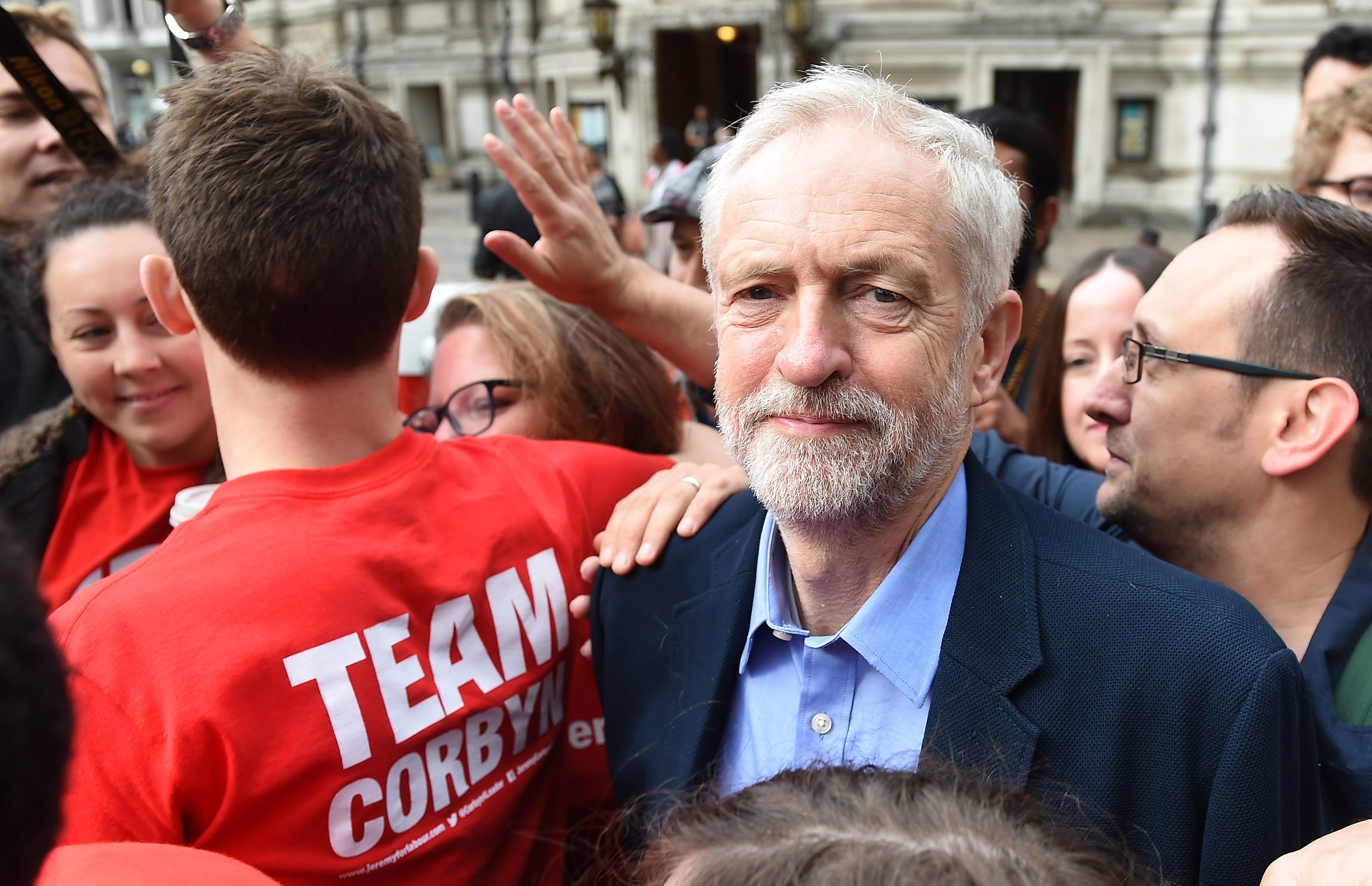 Corbyn, de 67 años, ganó en primera vuelta las elecciones internas del partido con 251.417 votos, lo que representa 59,5 por ciento.