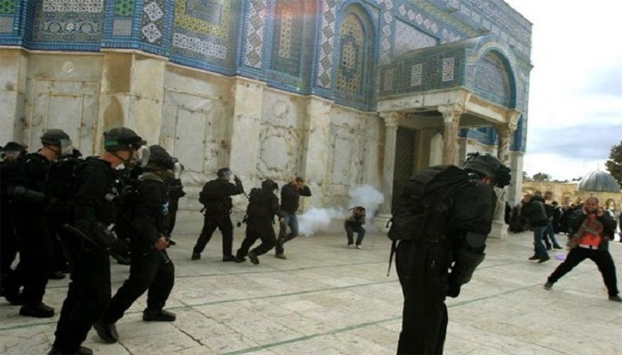 La policía reprimió a los palestinos en momentos que se congregaron en la Explanada de Mezquitas de Al Aqsa.