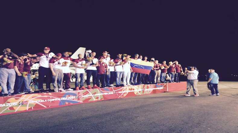 Jugadores y cuerpo técnico ondearon el tricolor venezolano durante el recibimiento