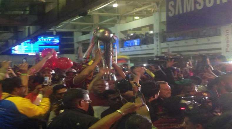 Aficionados pudieron vislumbrar el trofeo conseguido por la selección de Venezuela
