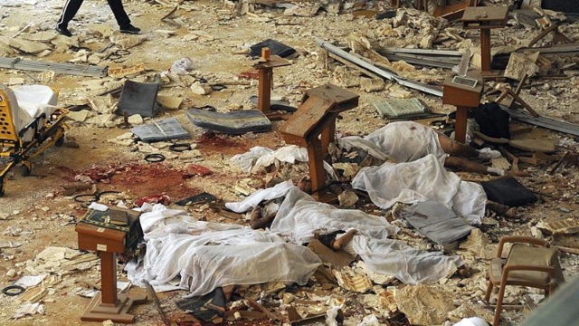 Dos hombre de origen saudí ingresaron al interior de la Mezquita para accionar explosivos y acabar con la vida de 26 personas.
