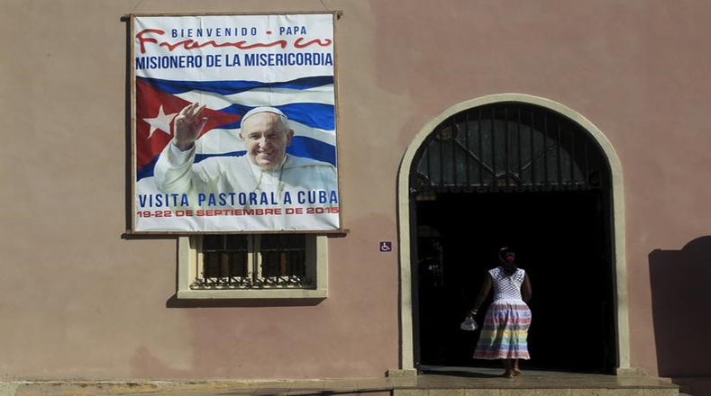 En la entrada de las iglesias cubanas se observan carteles publicitarios sobre la primera visita que realiza el papa Francisco a la mayor de Las Antillas. 