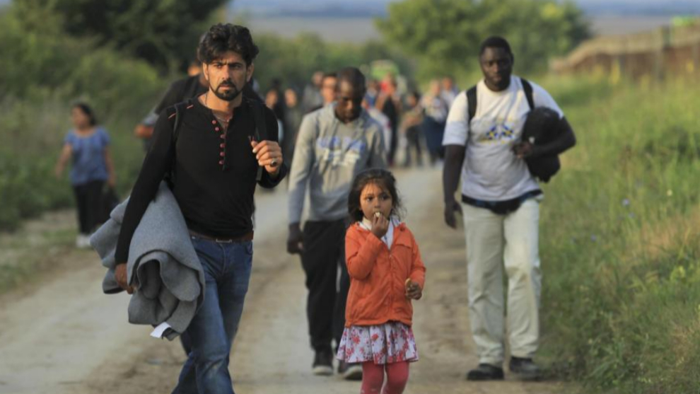 Los refugiados se desplazan a Croacia ante el bloqueo de Hungría.