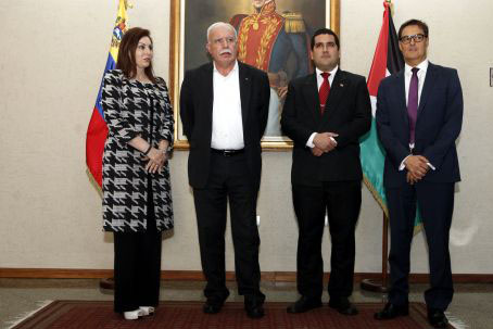 El canciller árabe Riad Al Malki, de saco negro y camisa blanca, fue recibido por el vicecanciller para Asia, Medio Oriente y Oceanía, Xoan Noya, y la embajadora palestina en Venezuela, Linda Sobeh Alí.