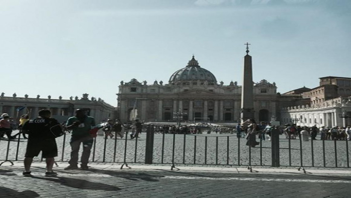 La Plaza San Pedro, en el Vaticano, al mediodía de hoy.