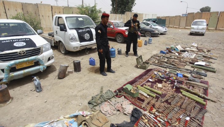 Las fuerzas de seguridad iraquíes muestran vehículos y armas confiscadas al grupo Estado Islámico