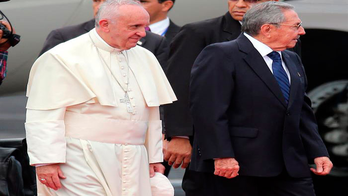 El Sumo Pontífice fue recibido por el presidente Raúl Castro