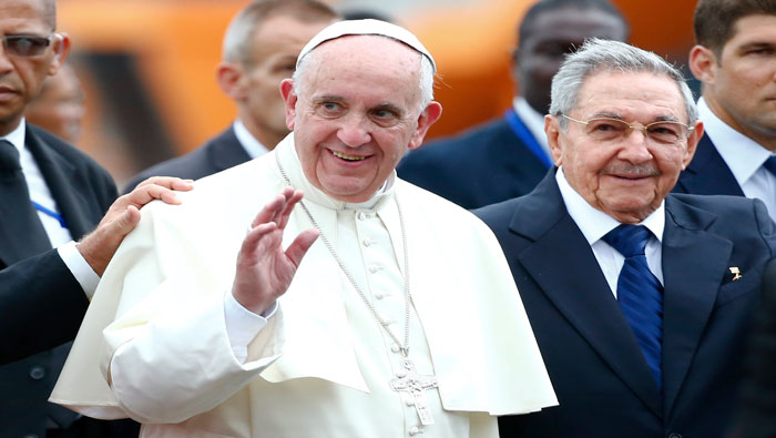 El papa Francisco fue recibido este sábado por el presidente cubano, Raúl Castro.