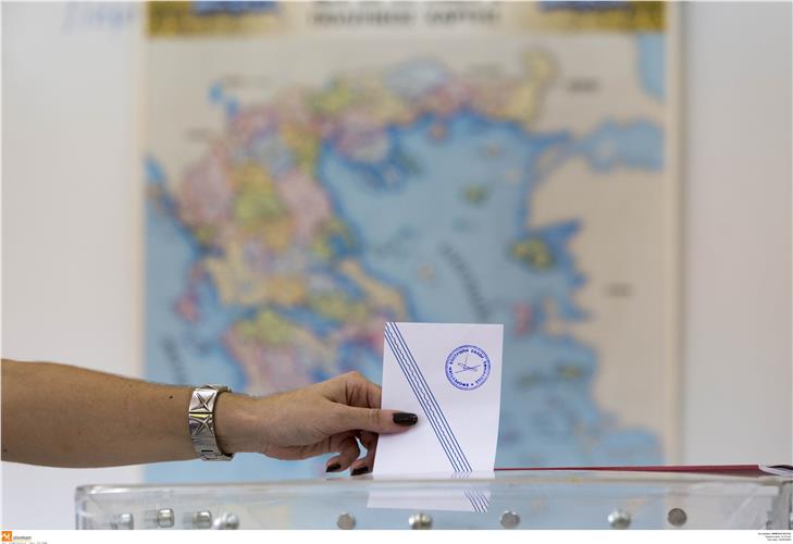 Los griegos salieron a votar para elegir su futuro ante las imposiciones de la Troika.