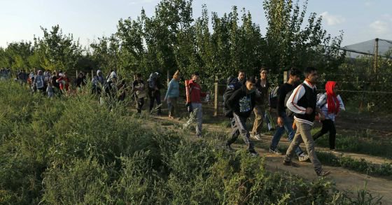 Refugiados toman nuevas rutas ante cierre de frontera en Hungría