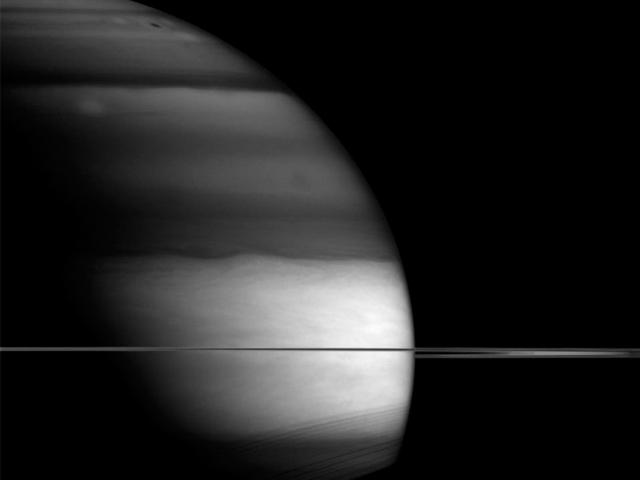 La NASA tiene previsto que el orbitador Cassini sobrevuele Saturno y sus lunas durante 4 años.