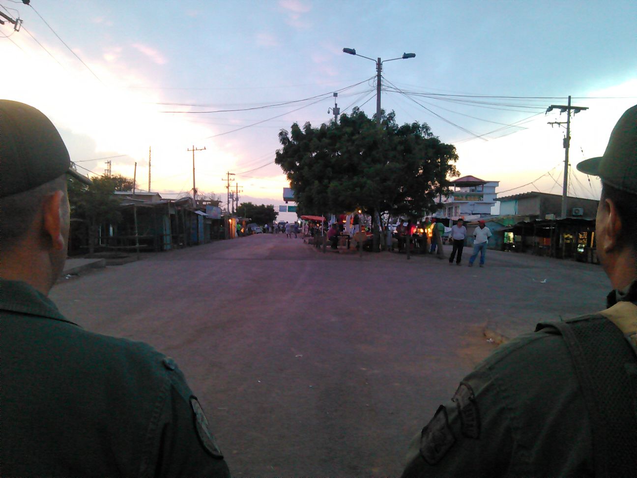 Dos efectivos de la Fuerza Armada Nacional Bolivariana custodian el paso fronterizo de Paraguachón.
