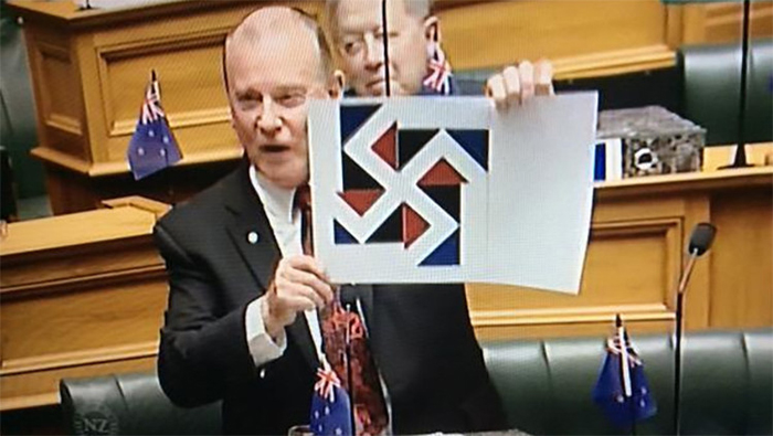 El diputado O'Rourke mostró su descontento en cuanto al modelo de la bandera con símbolo Nazi.