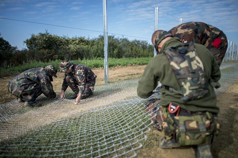 Hungría lleva a cabo, al mismo tiempo, la construcción de una valla a lo largo de su frontera con Croacia.