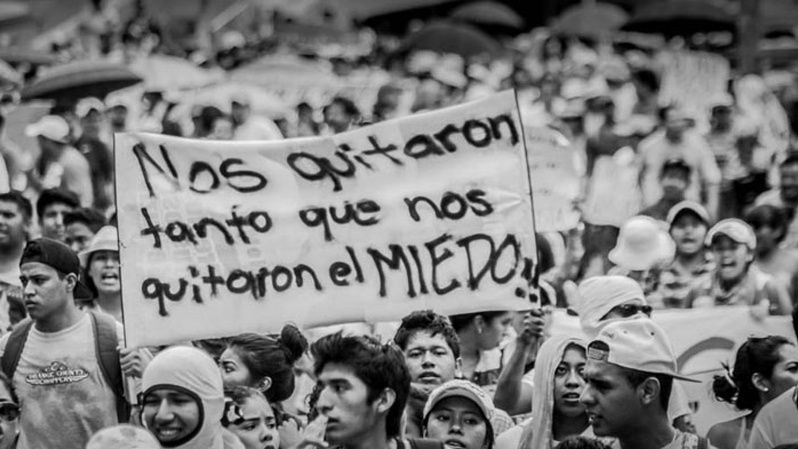 En Acapulco, México, cientos de personas se lanzaron a las calles para exigir la aparición con vida de los 43 normalistas desaparecidos y justicia para los estudiantes asesinados. (29 de septiembre de 2014)