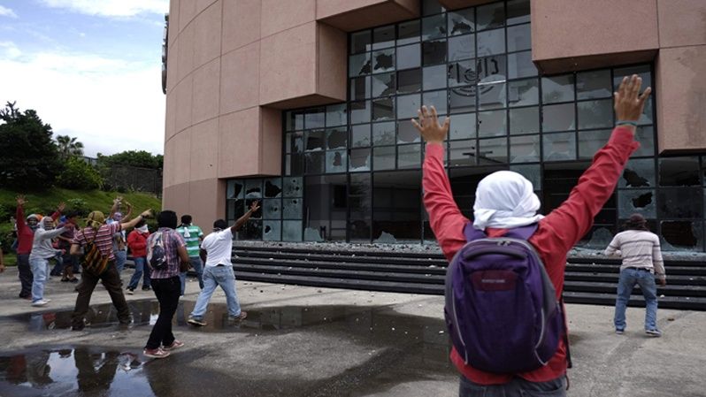 El 29 de septiembre de 2014, en las afueras del Congreso de Guerrero los estudiantes manifestaron su rechazo a la policía de Iguala por su implicación en la violencia perpetrada contra los normalistas.
