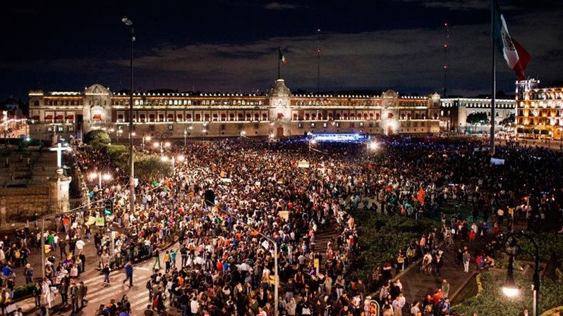 Miles de mexicanos reclamaron el regreso con vida de los 43 normalistas en la plaza Zócalo, en Ciudad de México. (5 de noviembre de 2014)