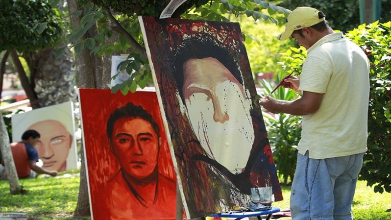 En la plaza principal de Chilpancingo, capital del estado Guerrero (sur de México), artistas independientes pintaron cada uno de los rostros de los 43 estudiantes desaparecidos de la Escuela Normal Rural de Ayotzinapa, para demandar que sean devueltos con vida. (25 octubre de 2014)