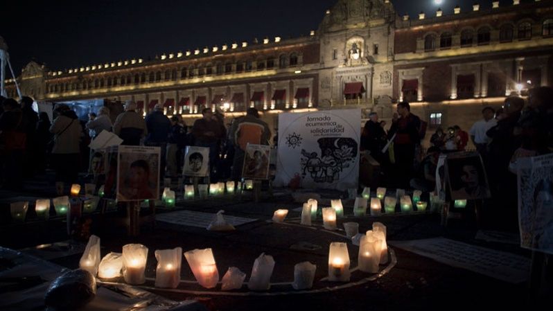 El encendido de 43 velas es uno de los símbolos característicos de la protesta contra la violencia ejercida contra los normalistas. (5 de noviembre de 2014)