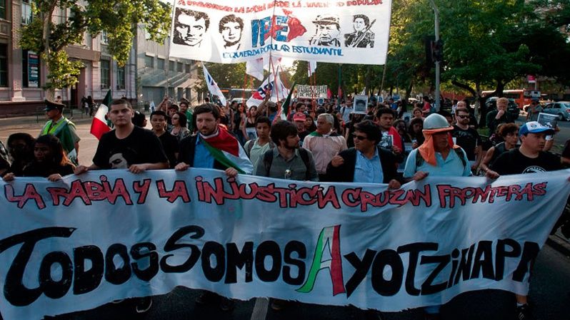 En Chile, los estudiantes se movilizaron en solidaridad de los normalistas y sus familias. (11 de diciembre 2014)