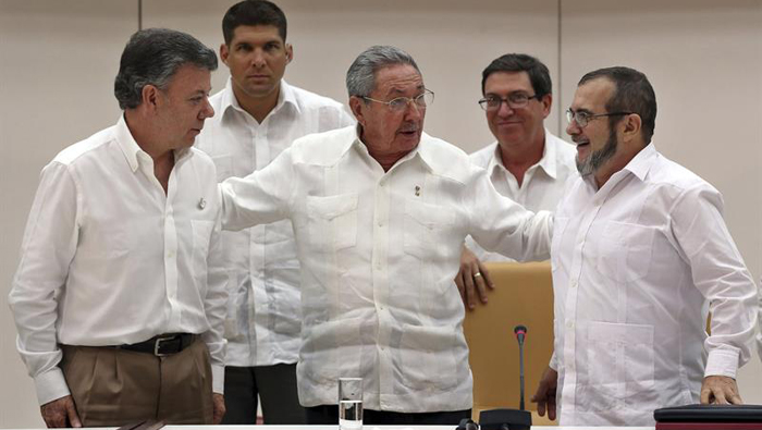 El presidente de Colombia Juan Manuel Santos junto a su homólogo de Cuba Raúl Castro, y el jefe de las FARC-EP, Rodrigo Londoño, tras la firma del acuerdo.