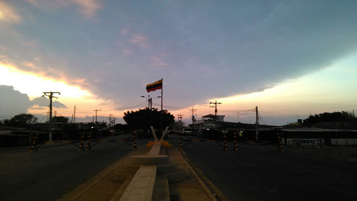 El paso fronterizo de Paraguachón fue cerrado hace más de quince días por las autoridades venezolanas como parte de las acciones para combatir el paramilitarismo y el contrabando en Venezuela.