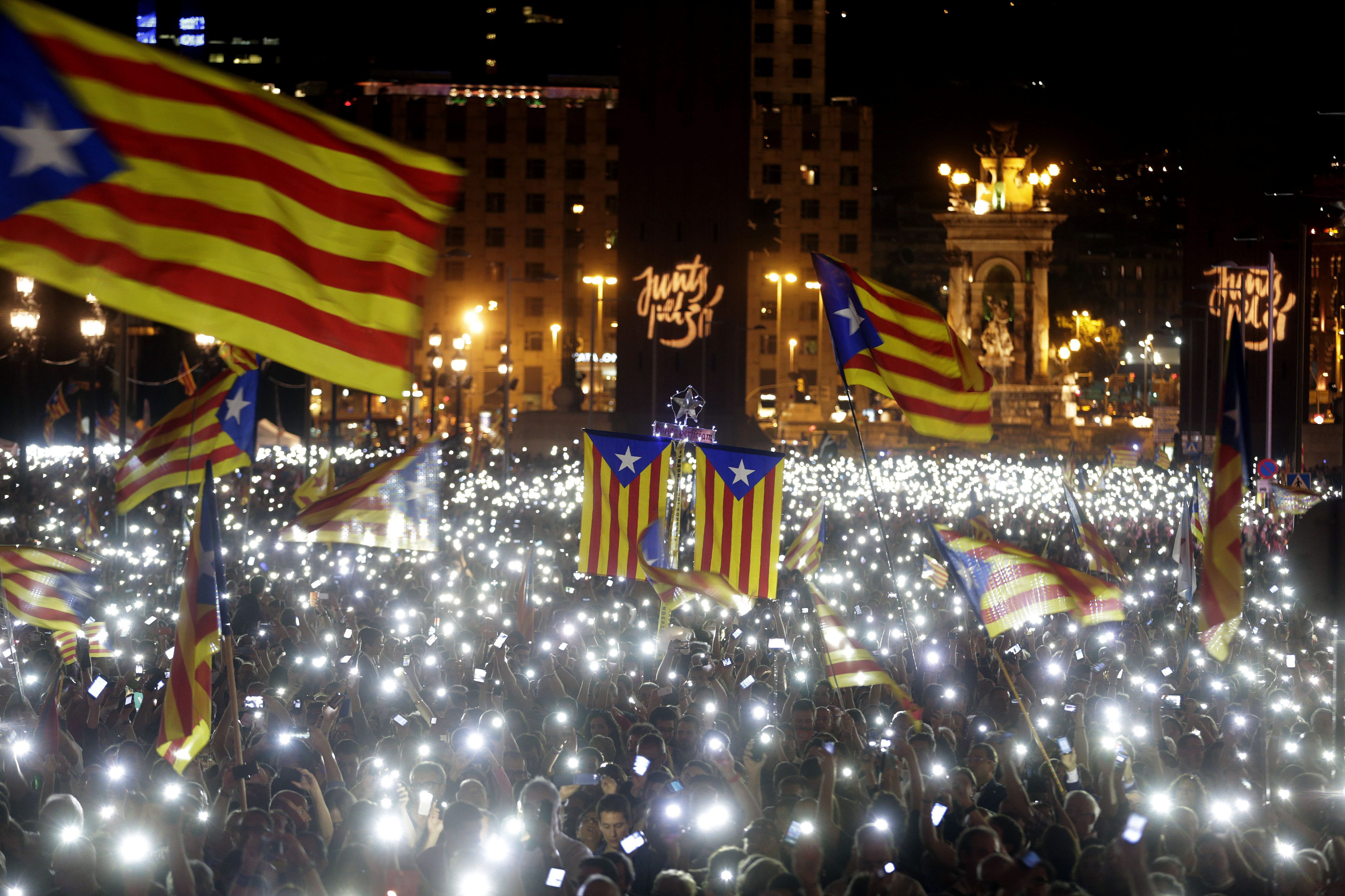 Durante el cierre de campaña, los catalanes se reunieron en la  la Avenida María Cristina de Barcelona para mostrar su respaldo a la independencia.
