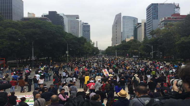 Padres y compañeros de los 43 estudiantes encabezan en México una multitudinaria marcha desde la Casa de Gobierno conocida como Los Pinos, hasta la Plaza de la Constitución en el DF.