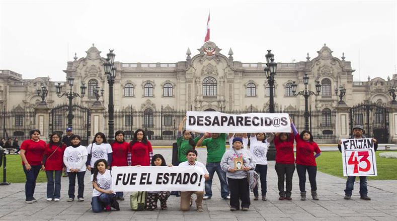 Un grupo de jóvenes en Perú manifiestan este sábado para recordar el primer aniversario de la desaparición de los 43 estudiantes mexicanos en Iguala.